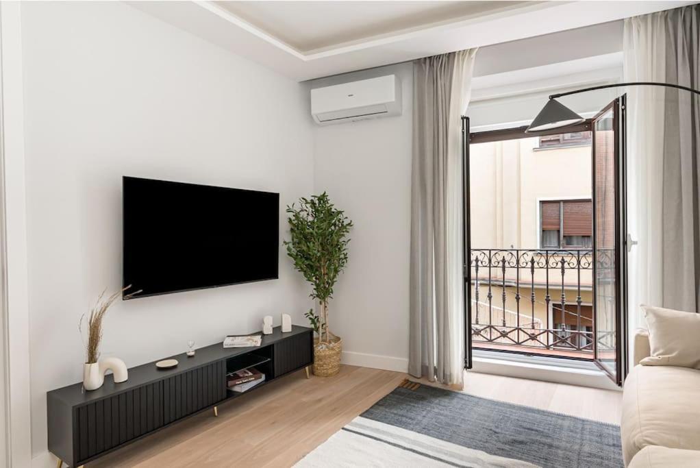 Apartamento Gran Via Xii Calle Corredera Baja De San Pablo 3br 3bh