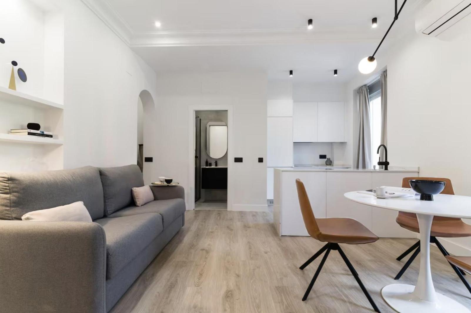 Luz Y Diseno En Malasana, Piso Centrico Y Nuevo Madrid