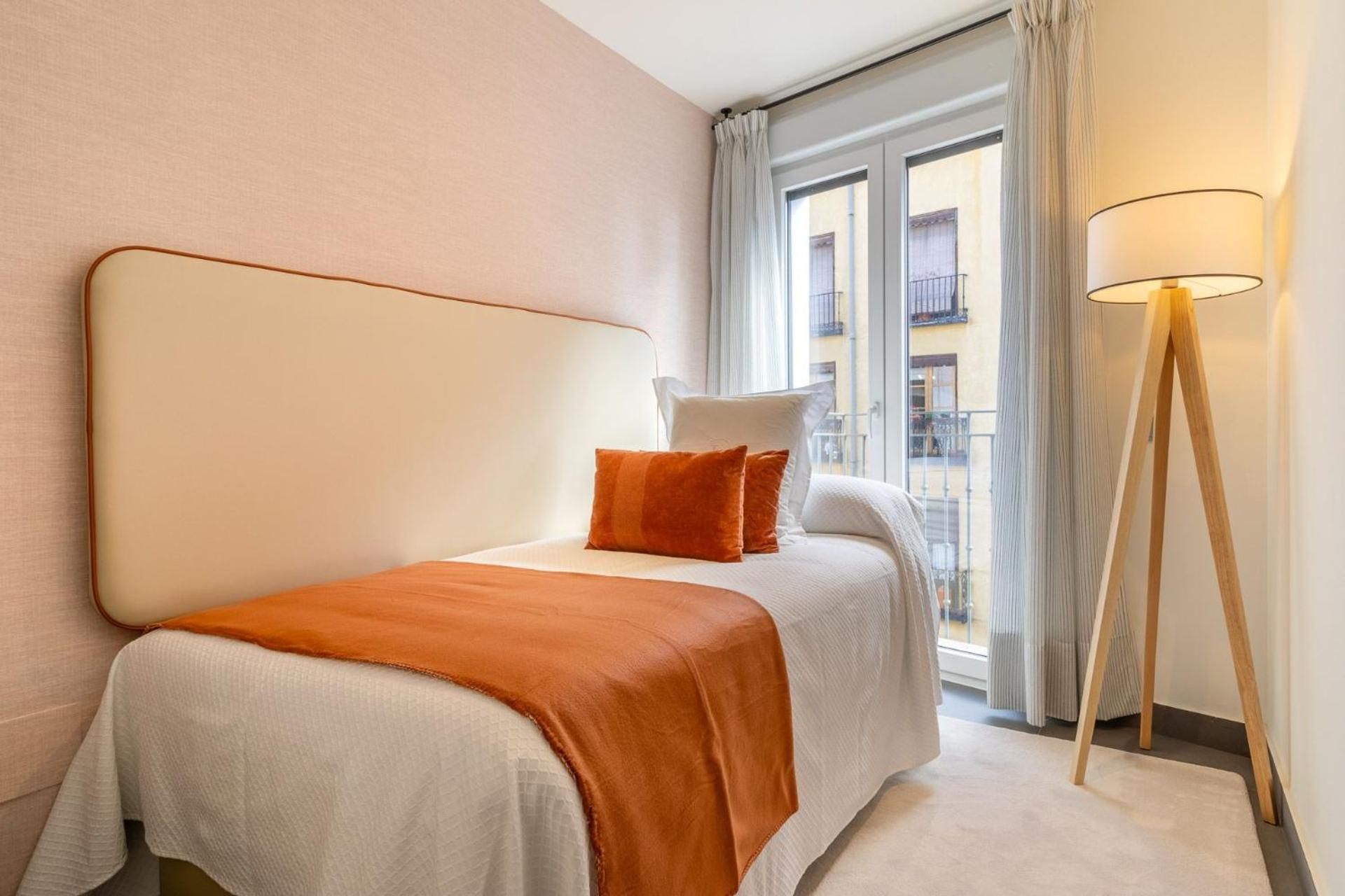 Apartment Authentic La Latina Getaway Just Steps From Iconic Rastro Latina Toledo X Madrid