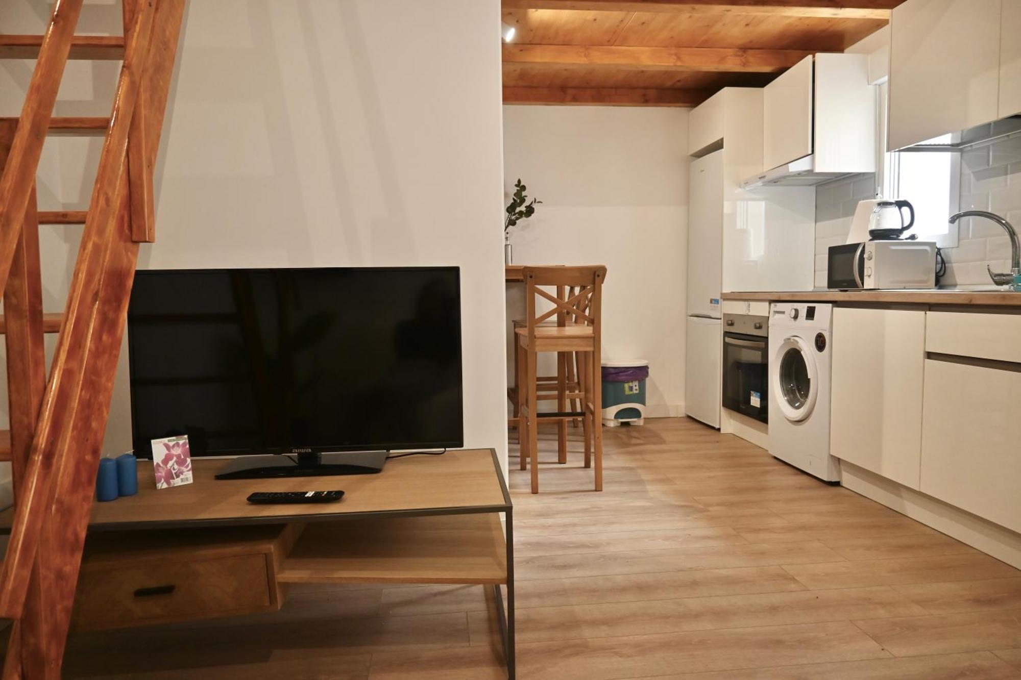 Apartamento Encantador Estudio Temporal Con Cama En Mezanine Cerca De La Vibrante Avenida Albufera Mpe35 *