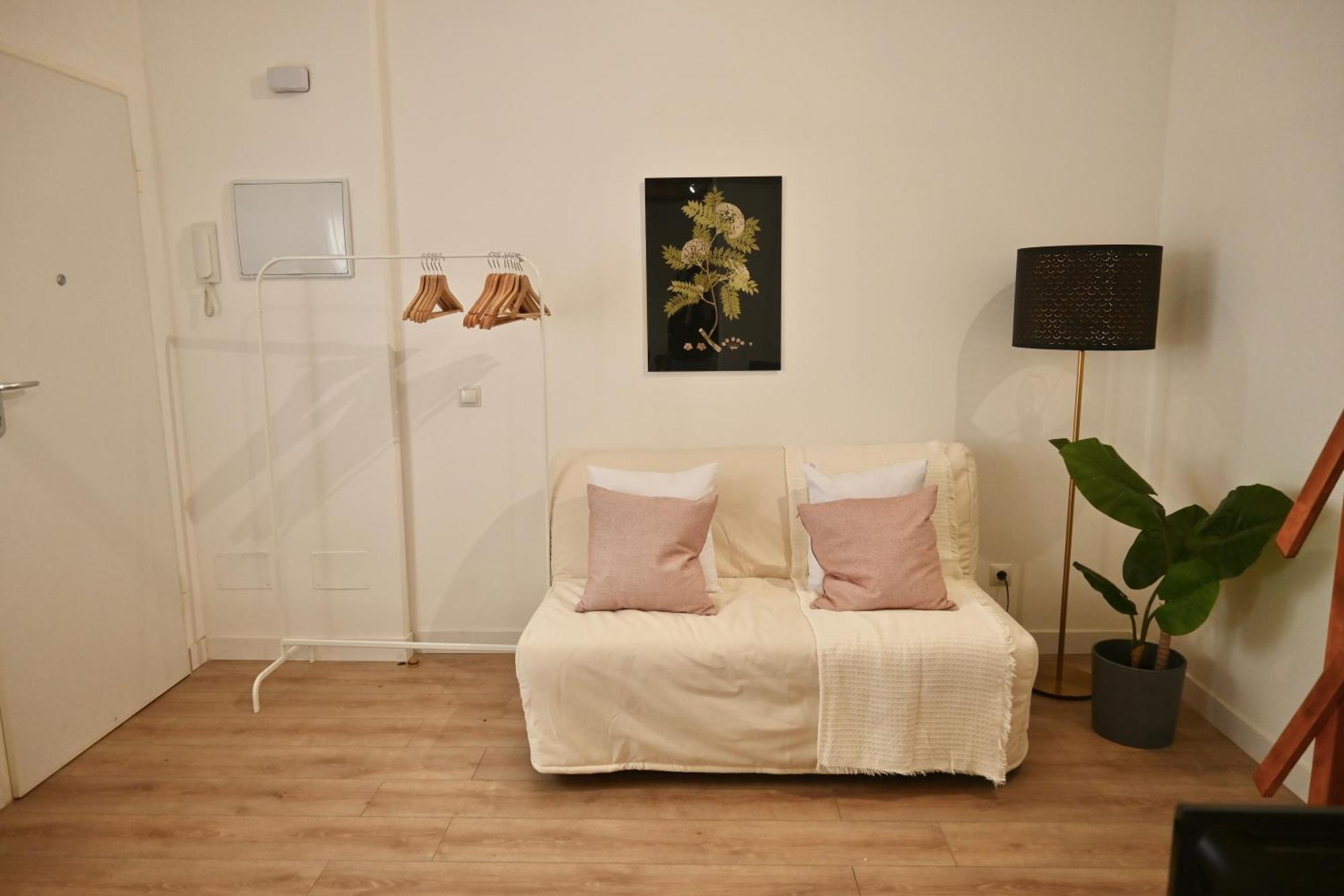 Apartamento Encantador Estudio Temporal Con Cama En Mezanine Cerca De La Vibrante Avenida Albufera Mpe35 Madrid