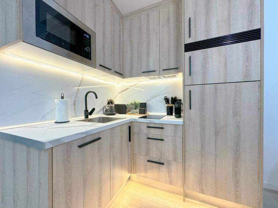 Habitacion Privada Comoda Y Bien Ubicada Con Zonas Comunes Compartidas A Apartment Madrid