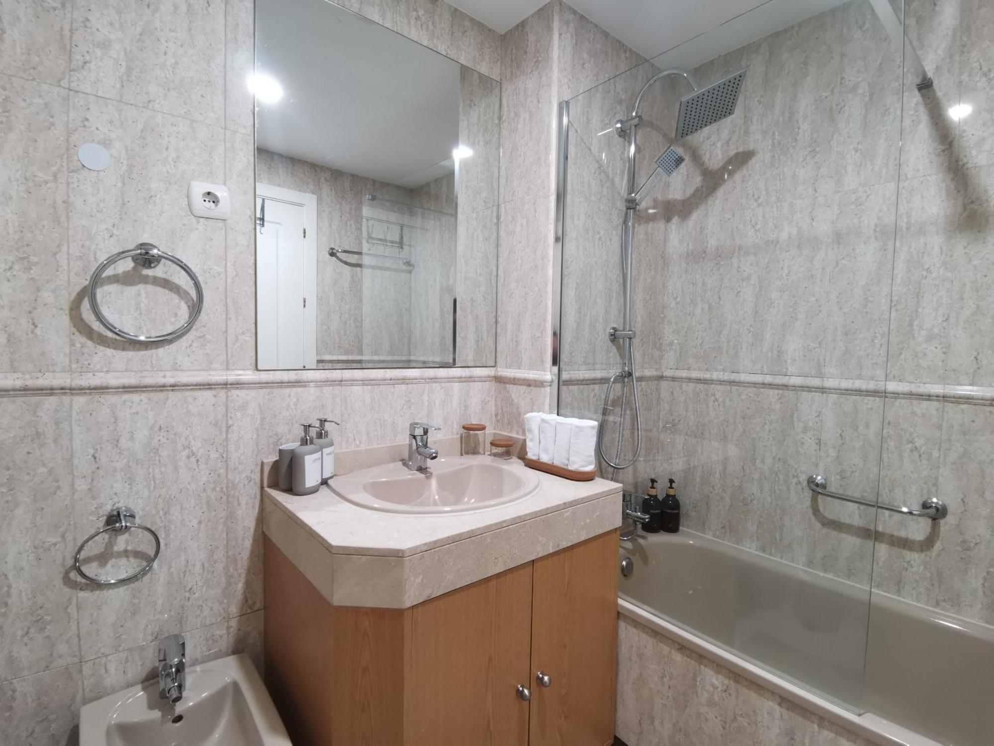 Con Garaje Y Piscina Apartamento