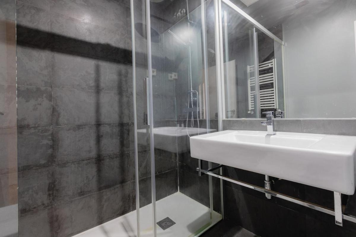 Cozy Modern In Apartment Madrid