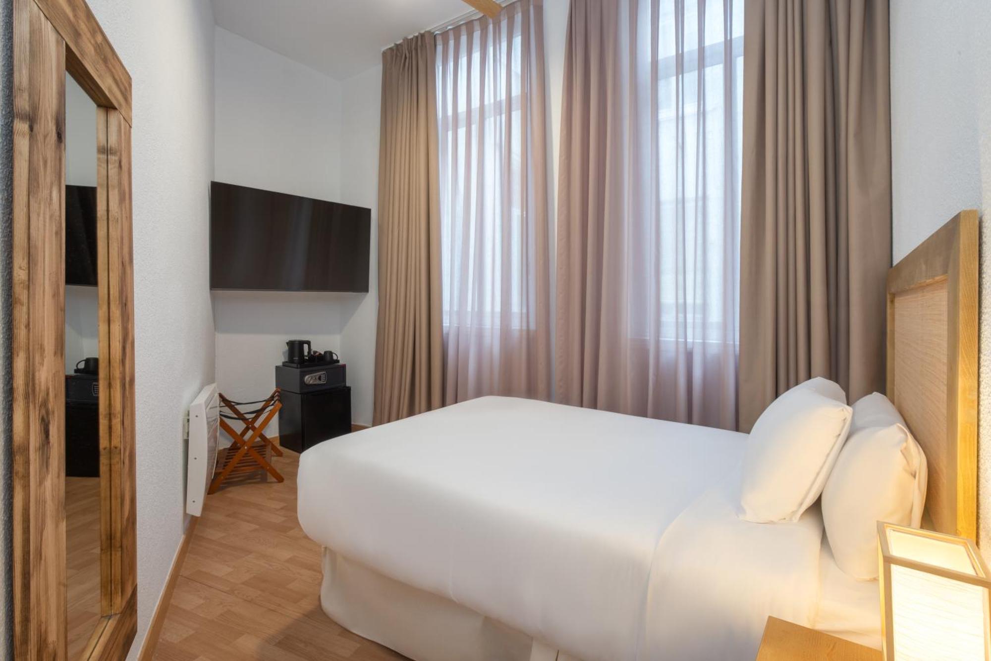 Luthia Puerta Del Sol Hostal *