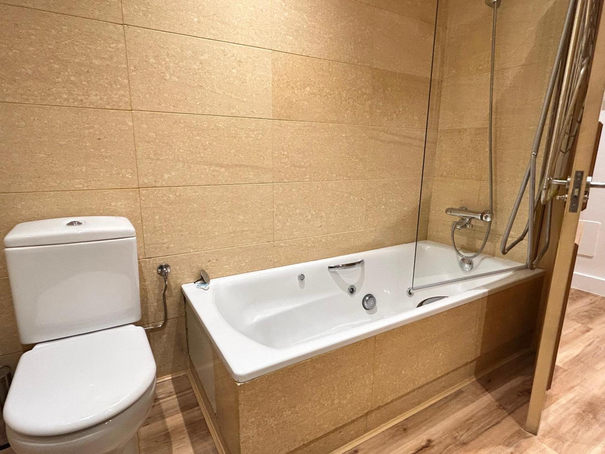 Large 2 Bedroom Near Gran Via Apartamento Madrid
