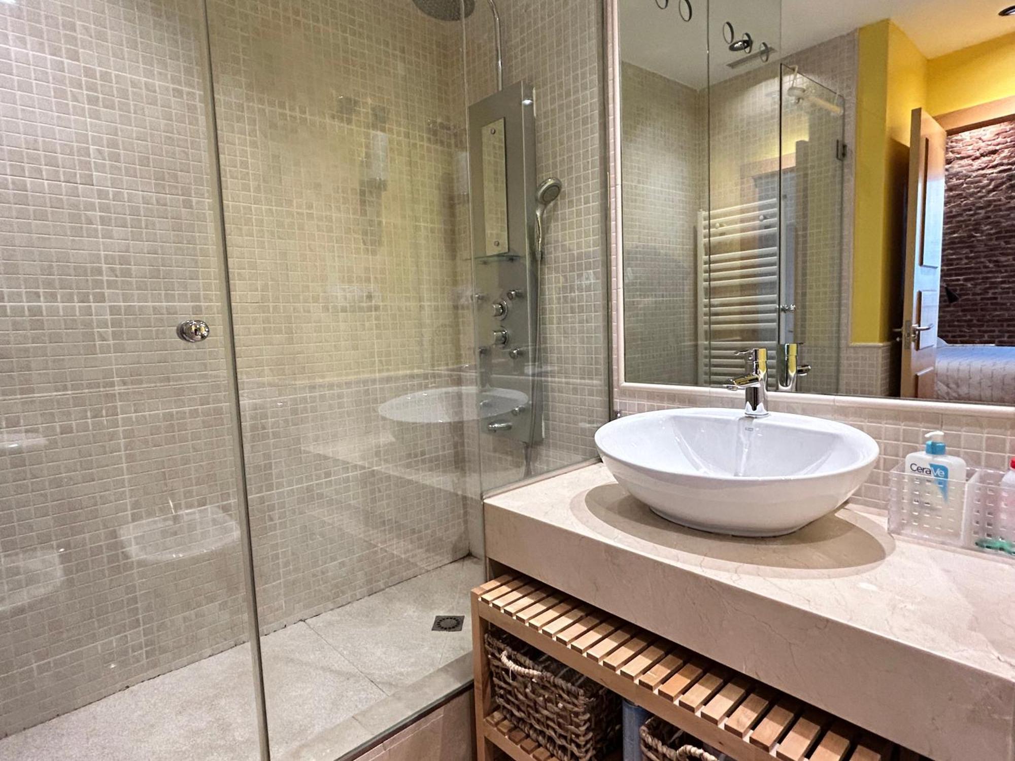 Large 2 Bedroom Near Gran Via Apartamento Madrid
