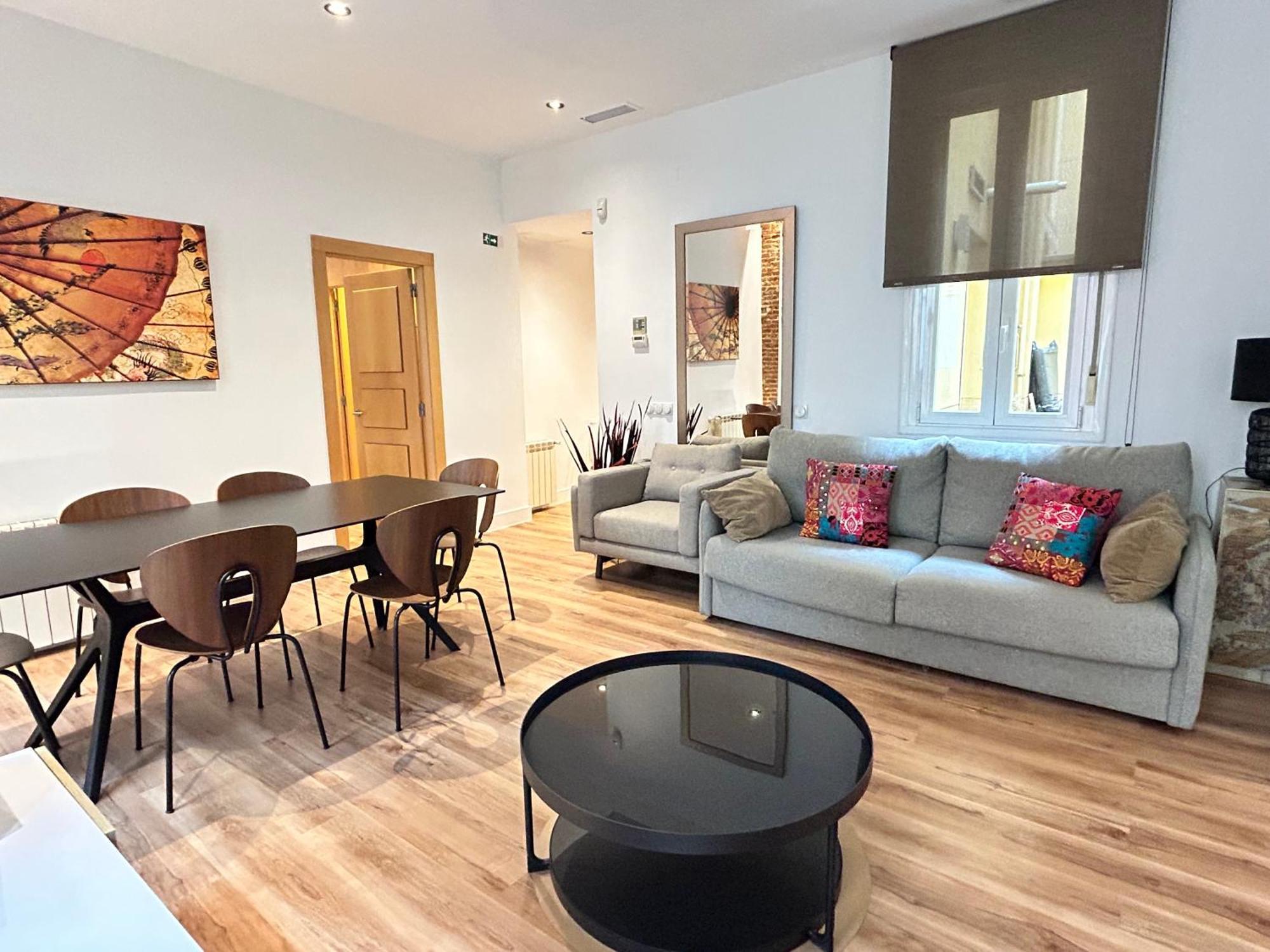 Large 2 Bedroom Near Gran Via Madrid