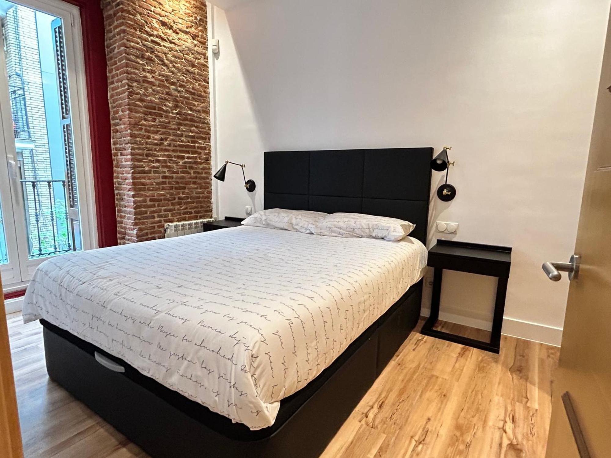Large 2 Bedroom Near Gran Via * Madrid