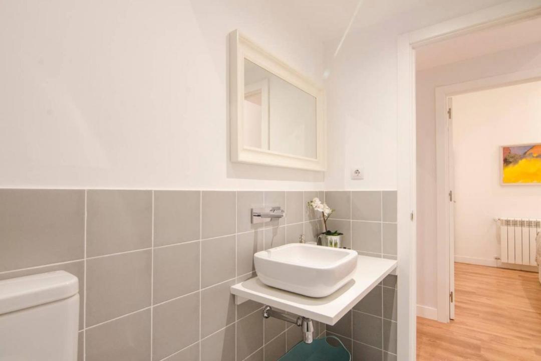 Renovated And Modern- 3bd 2bth- Anton Martin Apartment Madrid
