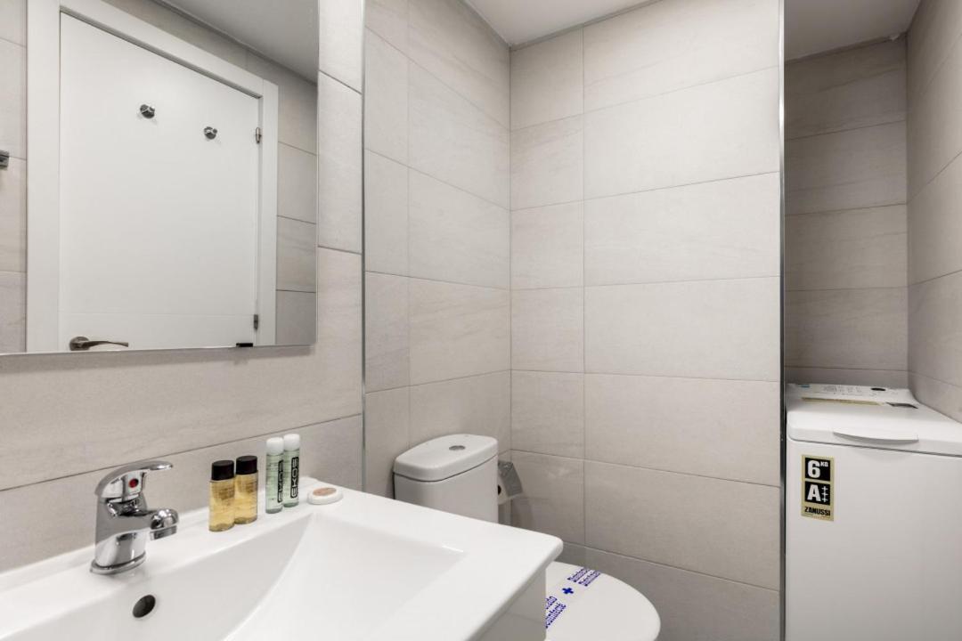 Apartment 1 Bedroom 1 Bathroom Furnished - Recoletos - Modern Functional - Mintystay