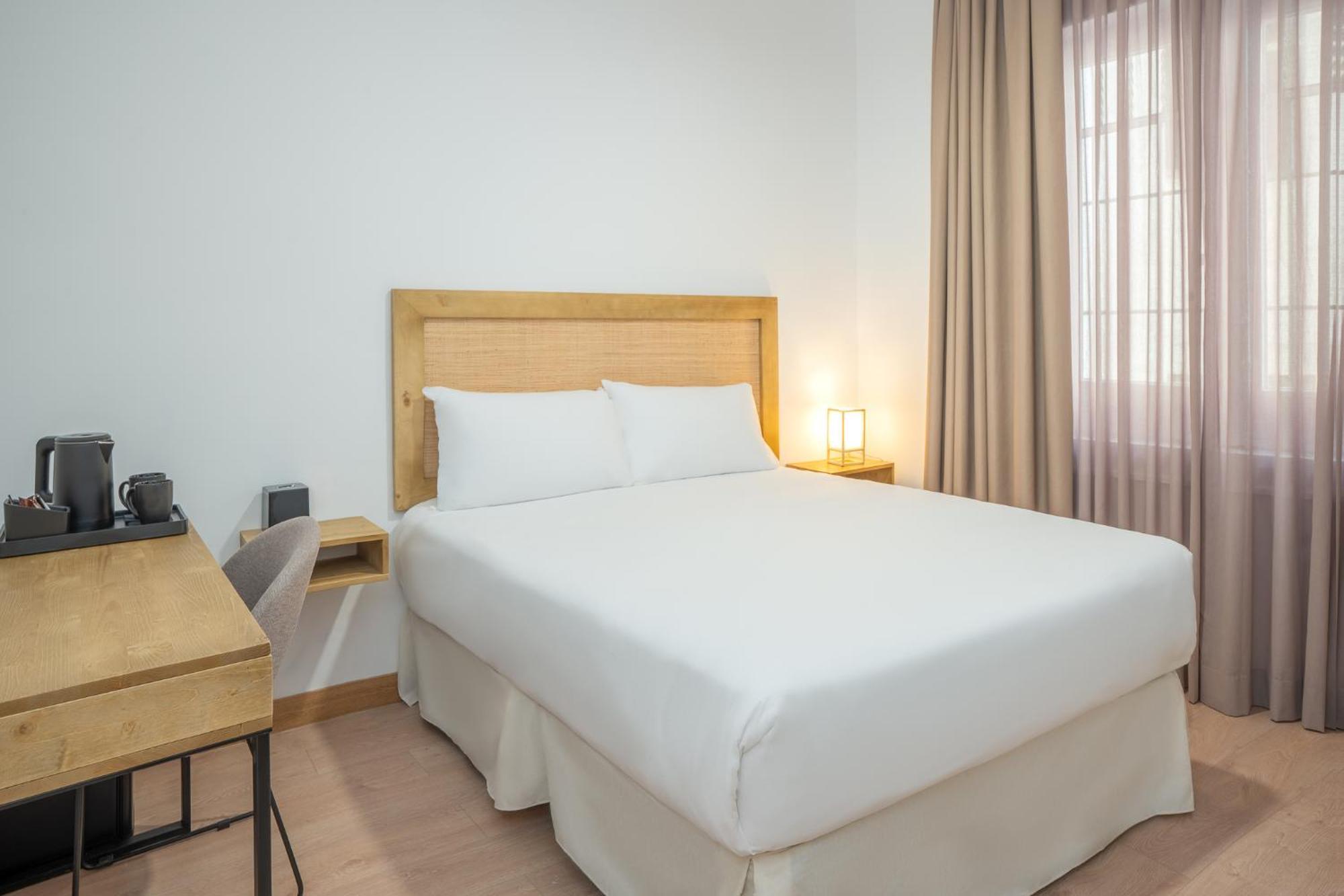 Luthia Puerta Del Sol Hostal *
