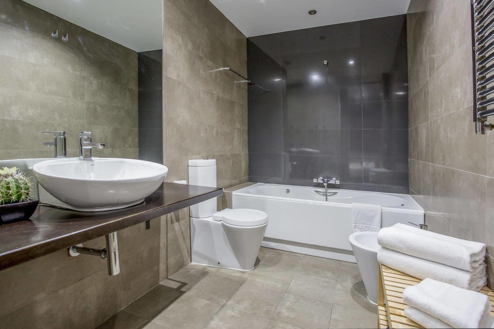 Gran Via Suites *