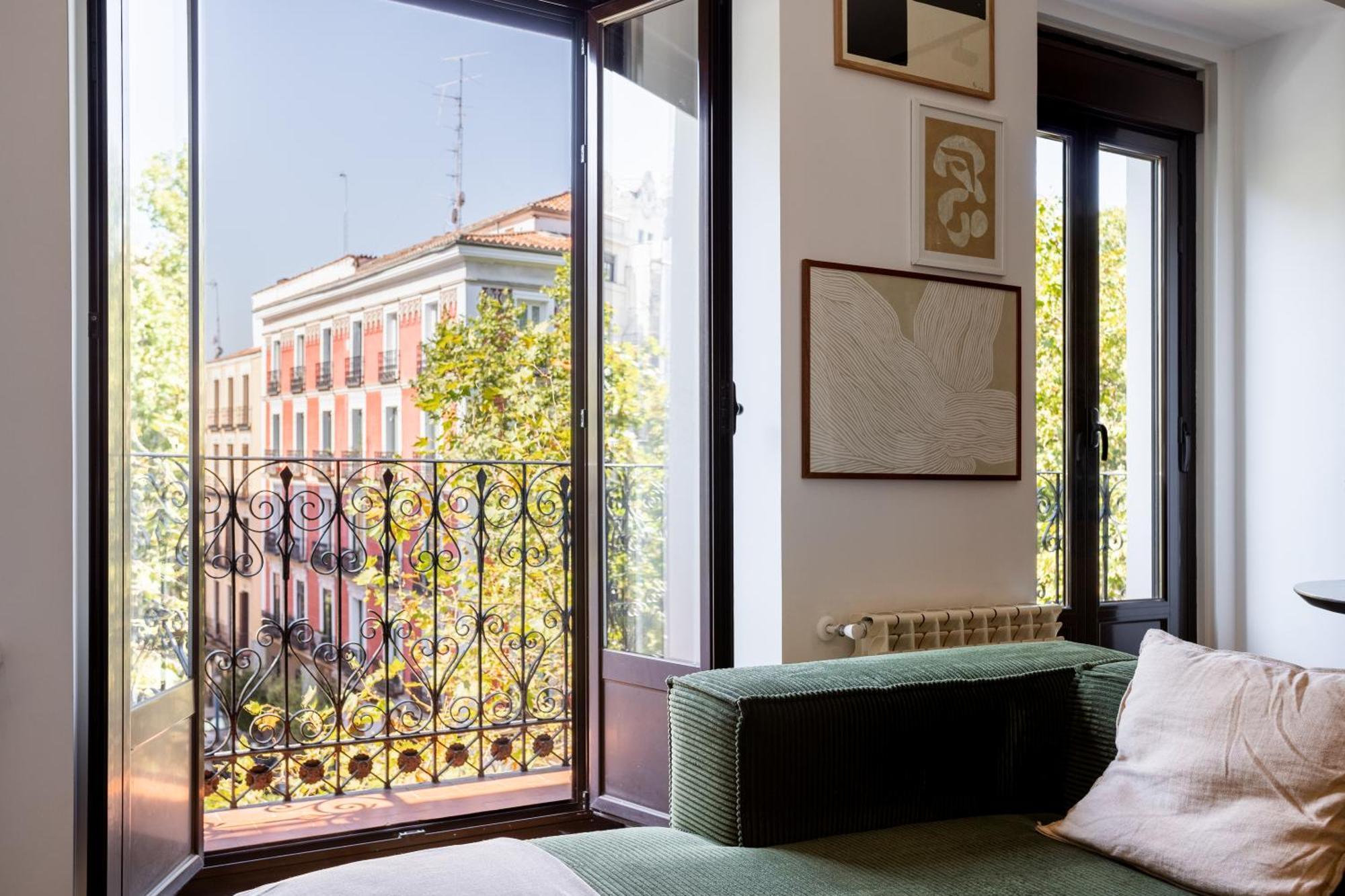 Charming Two-bedroom Apartment *
